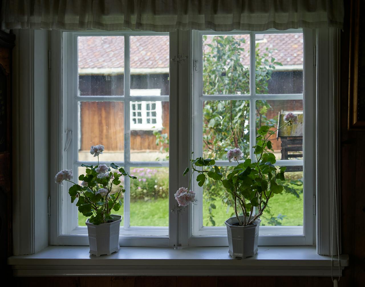 Belső fehér ablakpárkány fából Belső fehér ablakpárkány fából
